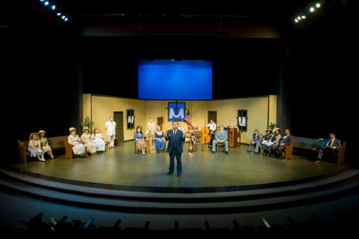 主角站在舞台前面，演员站在舞台后面.