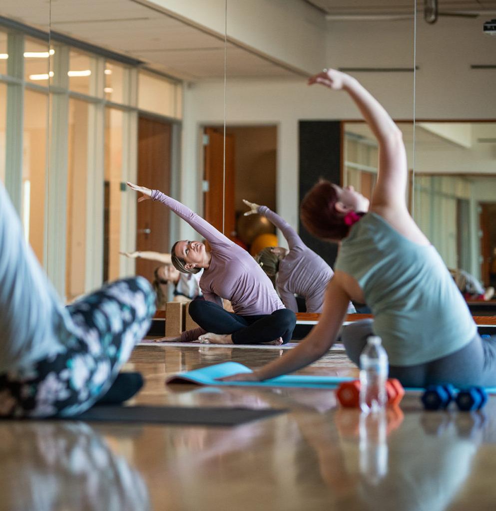 学生们在护理和健康科学大楼内进行瑜伽练习.