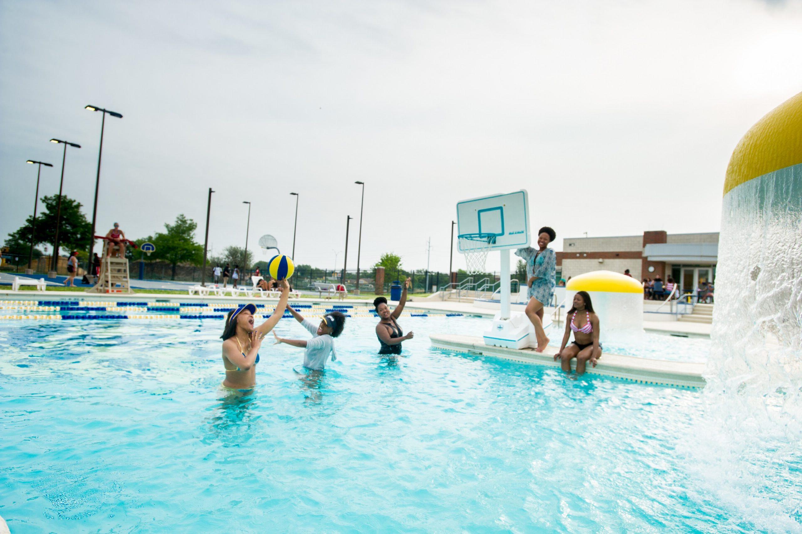 学生们在MRC的游泳池里玩水