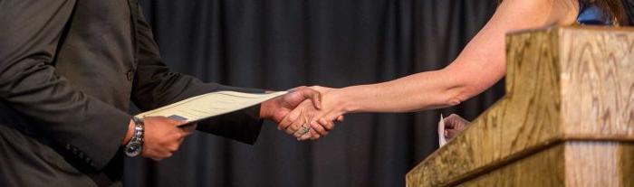 两个人用信封握手.